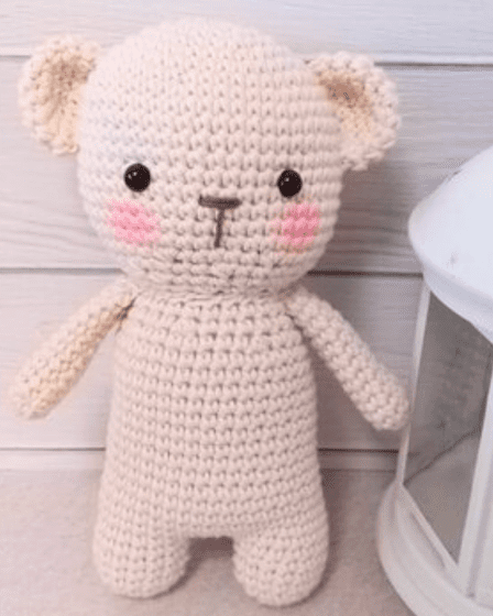 55 - Ursinho branco de crochê - Amigurumi