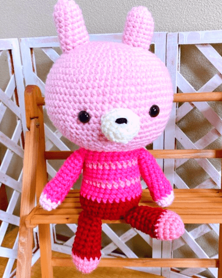 58 - Coelho cor de rosa na escada crochê - Amigurumi