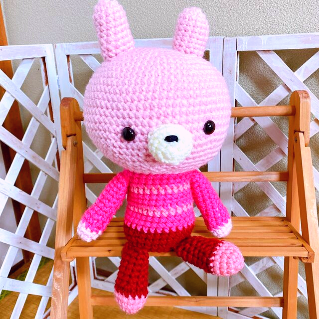 58 - Coelho cor de rosa na escada crochê - Amigurumi