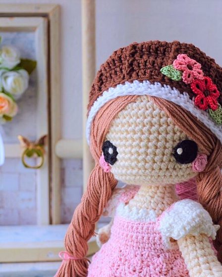 78 - Bonequinha delicada de crochê boina - Amigurumi