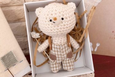 86 - Ursinho na caixa de crochê - Amigurumi