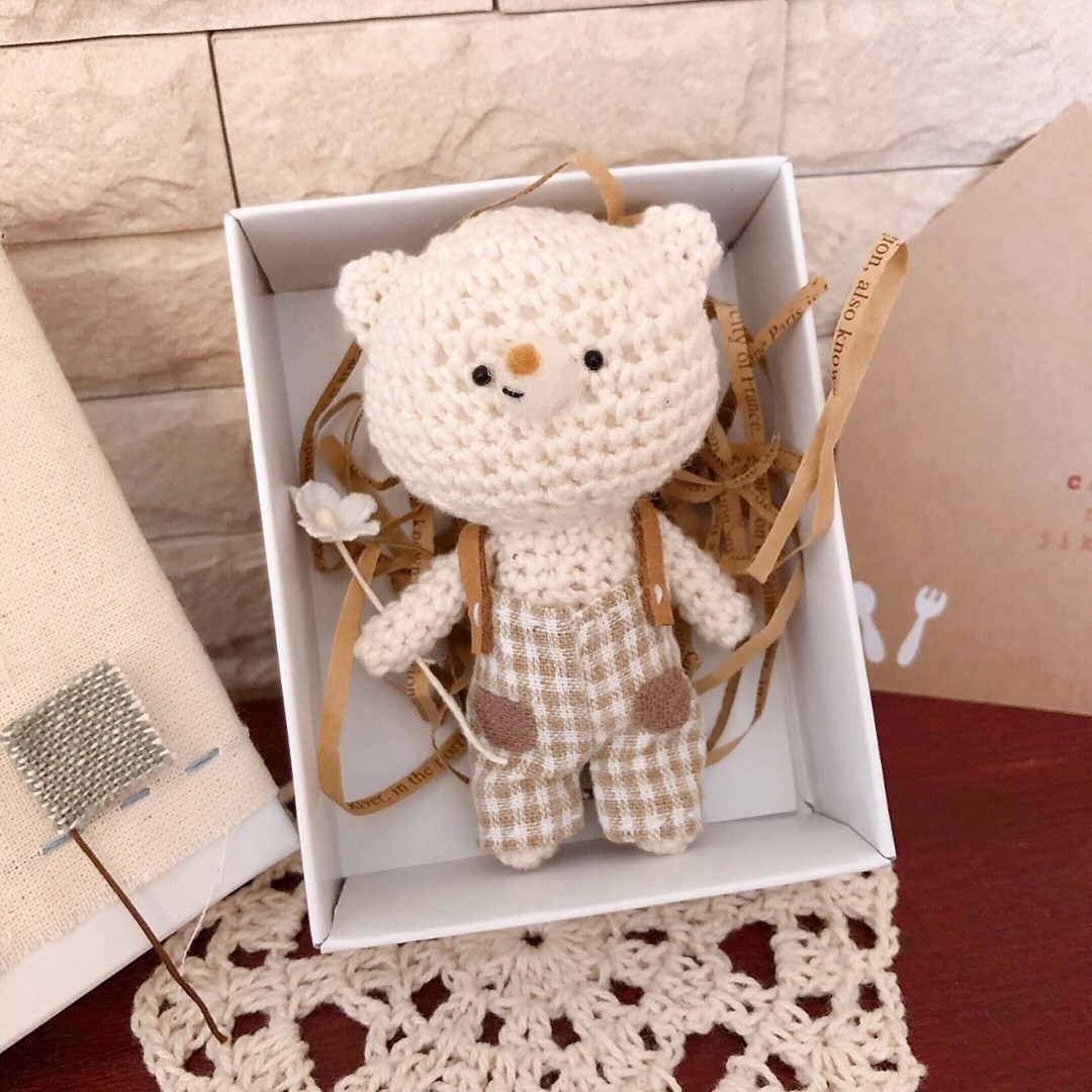 86 - Ursinho na caixa de crochê - Amigurumi
