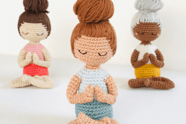 216 - Boneca Meditando Amigurumi - Yoga de Crochê - Receita Passo a Passo 1 (1)