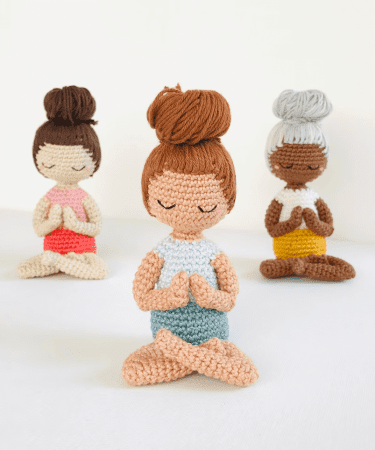 216 - Boneca Meditando Amigurumi - Yoga de Crochê - Receita Passo a Passo 1 (1)