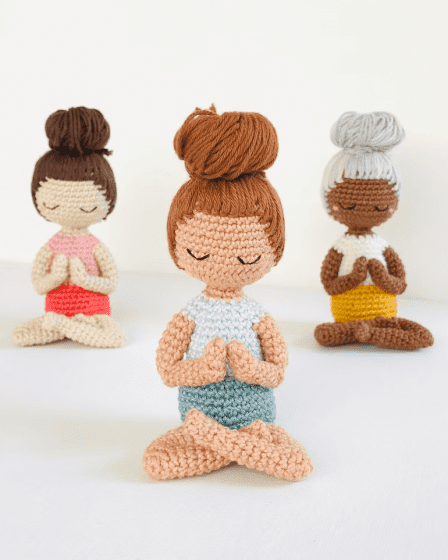 216 - Boneca Meditando Amigurumi - Yoga de Crochê - Receita Passo a Passo 1 (1)