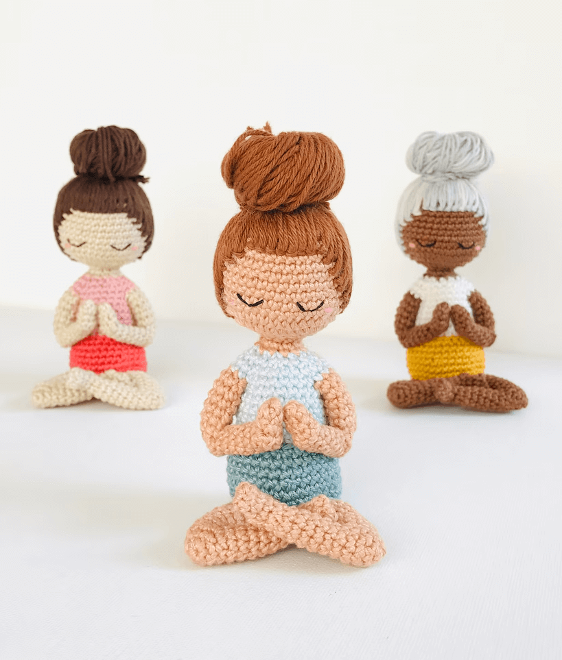 216 - Boneca Meditando Amigurumi - Yoga de Crochê - Receita Passo a Passo 1 (1)