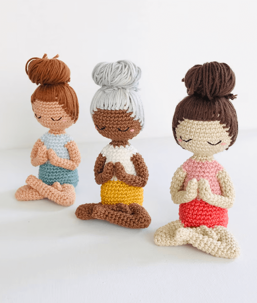 216 - Boneca Meditando Amigurumi - Yoga de Crochê - Receita Passo a Passo 2 (1)