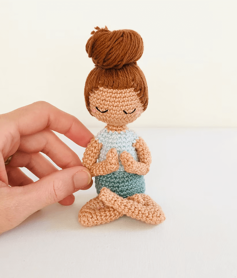 216 - Boneca Meditando Amigurumi - Yoga de Crochê - Receita Passo a Passo 3 (1)