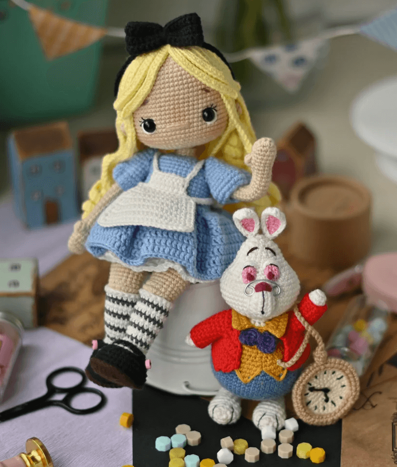 218 - Alice no país das maravilhas amigurumi - Receita Passo a Passo - Croche - 1 (1)